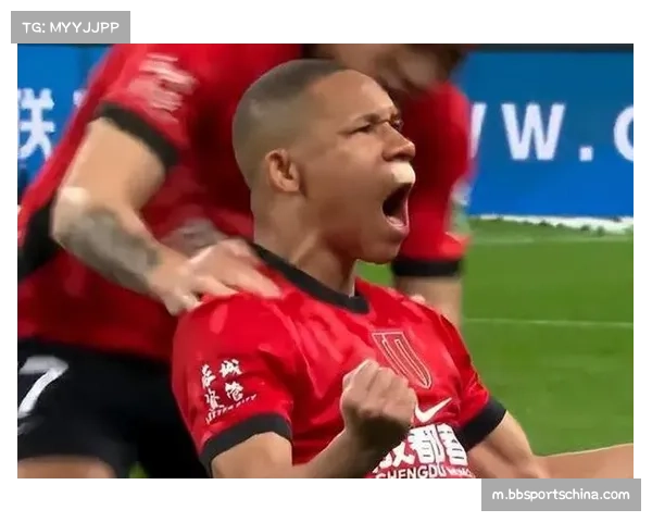 成都蓉城揭幕战轰5球领跑 韦林顿带伤双响展现火力厚度 成都蓉城揭幕战轰5球领跑 韦林顿带伤双响展现火力厚度